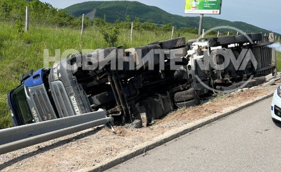 Цистерна превозваща азот се обърна на автомагистрала Струма Инцидентът стана